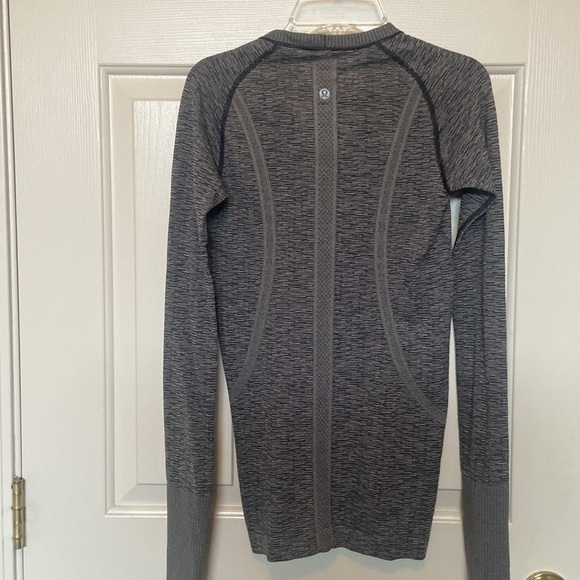 Lululemon athletica top size 4 - Picture 4 of 7